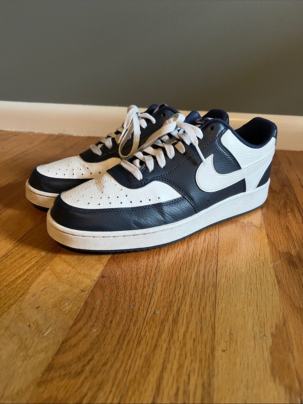 Men’s Nike Court Vision Low Top Sneaker size 9.5
